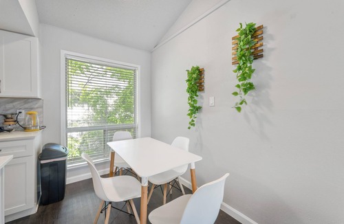 Zilker Apartment | Prime Soco Comfy 2BR King Suite w Pool Parking