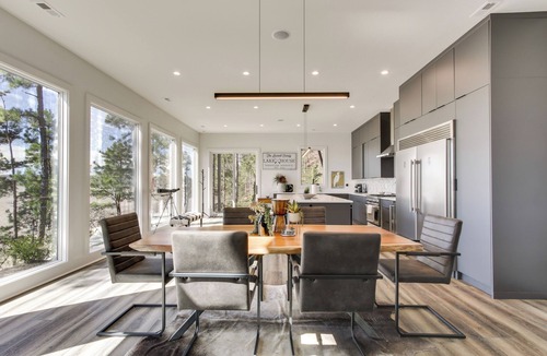 Waterloo House | Private Dock & River Views: Modern Gem in Waterloo