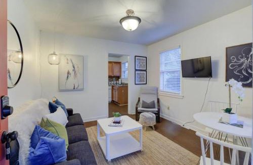 Midtown Apartment | Private Gated Cottage Walk to Overton Square