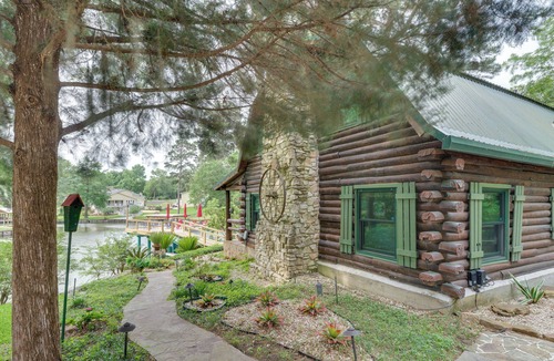 Onalaska Cabin | Private Hot Tub & Dock! Lakefront Log Cabin Oasis