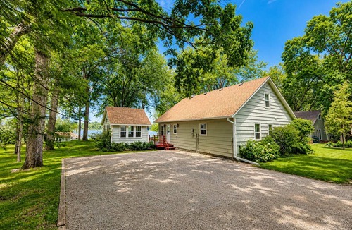 Darwin Cabin | Private Lakefront Cabin - Sandy Swimming - Amazing Sunset