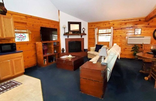 Eureka Springs Cabin | Private log cabin #3 at Wisteria