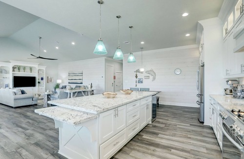 Crystal Beach House | PRIVATE POOL & HOT TUB! Sleeps 22 w/3 King Master Suites & 8 Queen beds!