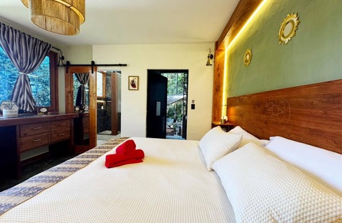 San Lucas Toliman Bed & Breakfast | Private Room With Jacuzzi, Sauna, & Pool