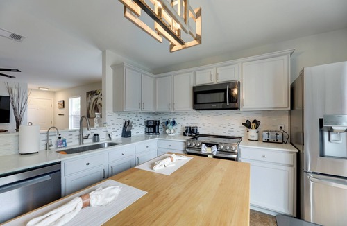 Manor House | Private Yard & Deck! Group-Friendly Haven in Manor