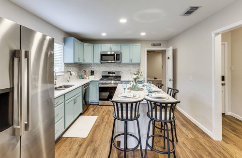 South Arlington House | Private Yard w/Grill & Fire Pit! Mansfield Escape