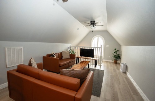 Iowa Colony Apartment | Quaint 1-bedroom studio with AC in charming Arcola in quiet neighborhood.