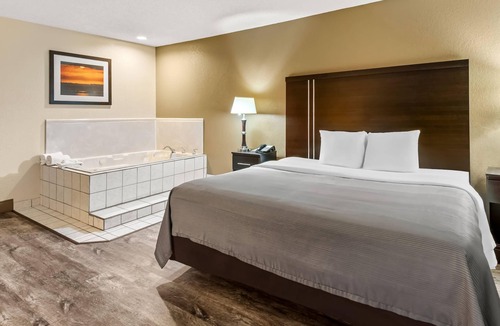 Granbury Hotel | Quality Inn & Suites - Granbury