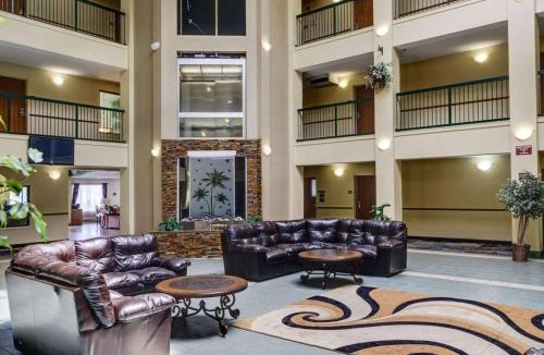 Broadmoor Hotel | Quality Suites Baton Rouge East - Denham Springs