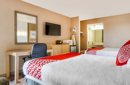 Wichita Falls Hotel | Queen Room Perfect for Families – Near Willie’s Place in Wichita Falls - 2 Rooms