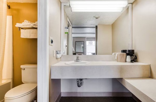 Wichita Falls Hotel | Queen Room Perfect for Families – Near Willie’s Place in Wichita Falls - 2 Rooms