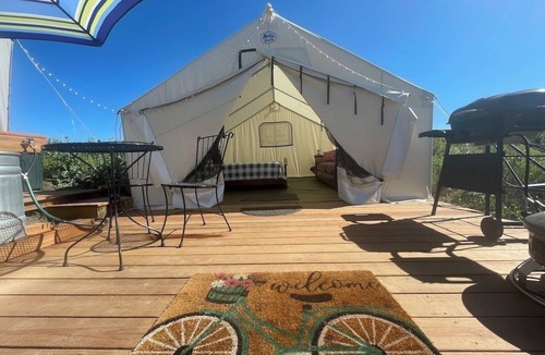 Monument Cabin | “Queen's Quarters” Cozy Outdoor Glamping Hot Tub