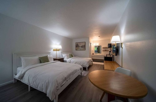 Eureka Springs Historic District Hotel | Queen Suite #4 at Glory Dayz!