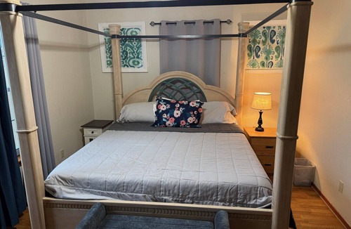 Palmview Bed & Breakfast | Quiet and comfortable Two Bedrooms, one Bathroom up to group of Four.