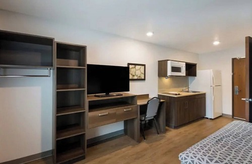 Austin Hotel | Quiet & Clean Two Room w/Kitchen – Few Mi to Texas Memorial Stadium in Austin