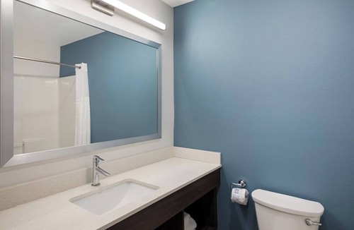 Austin Hotel | Quiet & Clean Two Room w/Kitchen – Few Mi to Texas Memorial Stadium in Austin