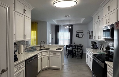 Brownsville House | Quiet Cozy Spacious Home Private Pool