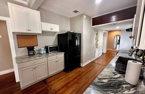 Mahncke Park House | Quiet Downtown Home off Broadway. Walking Distance from 3 major museums.