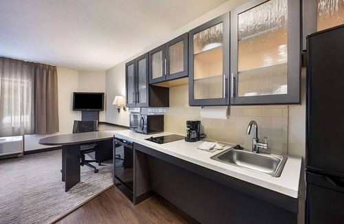 Central Oklahoma City Hotel | Quiet Getaway with Kitchen and Gym, Close to Myriad Gardens