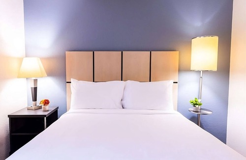 Central Oklahoma City Hotel | Quiet Getaway with Kitchen and Gym, Close to Myriad Gardens