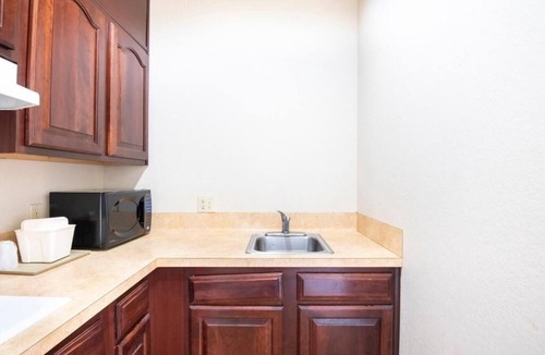 Clute Hotel | Quiet Private Room Near Clute Lake – Safe & Affordable Stay