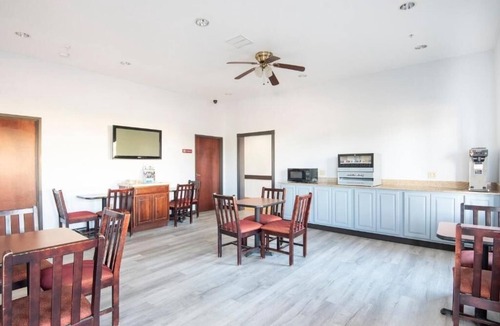 Clute Hotel | Quiet Private Room Near Clute Lake – Safe & Affordable Stay