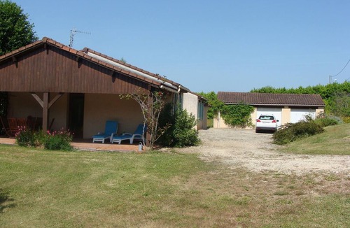 Le Bugue House | Quiet surrounded by greenery a home for a rest assured.