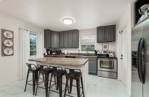 Billings House | Quiet Yard & Trees, Fully Stocked Kitchen, Games, Comfort, Back Patio