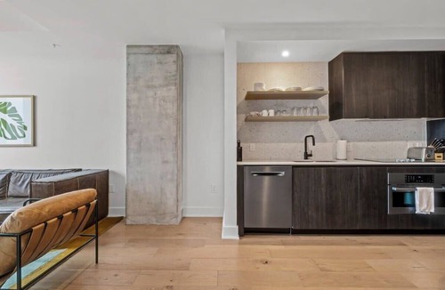Rainey Street Historic District Condo | Rainey St Condo | Heated Pool | Gym | Fireworks