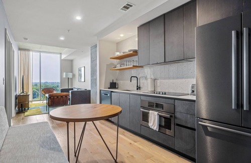 Rainey Street Historic District Apartment | Rainey St Condo | Heated Pool | Gym | Bar | DT ATX