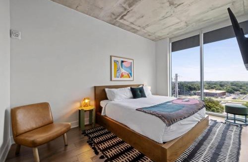 Rainey Street Historic District House | Rainey St Condo - Heated Pool - Gym - Bar - DT ATX