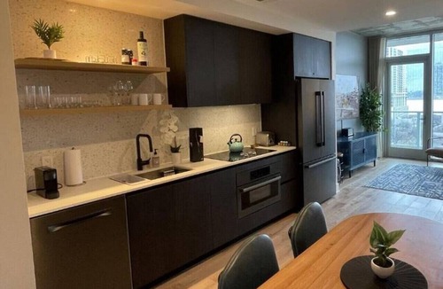 Rainey Street Historic District Condo | Rainey St -Luxury 1BR - Top Amenities -RT Pool -17