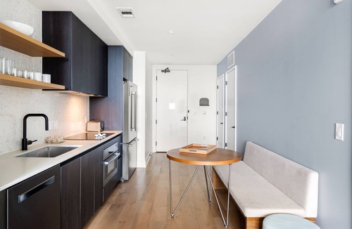 Rainey Street Historic District Condo | Rainey Street King Suite l Rooftop Pool