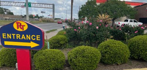 Willow Meadows/Willowbend Area Hotel | Raintree Inn and Suites