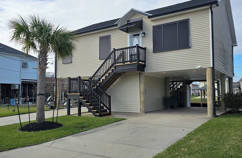 Barataria House | Raised waterfront property for some great fishing and entertaining