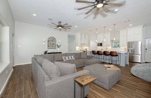 Bryan House | Rancho Dos Lunas Newly renovated 40 acre ranch only 14 miles from Texas A&M