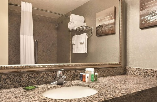 Fort Worth Hotel | Rare Find! Four Relaxing Units, Pool, Free Parking, Near AT&T Stadium