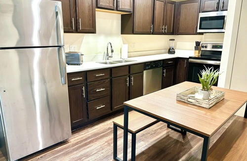 Oak Lawn Apartment | Reagan 104: Comfort & Class in Prime Location