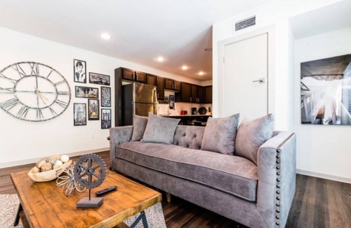 Oak Lawn Apartment | Reagan 201: Chic 1-bedroom apartment in superb Dallas with AC