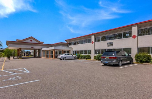 Harleigh Hotel | Red Carpet Inn & Suites