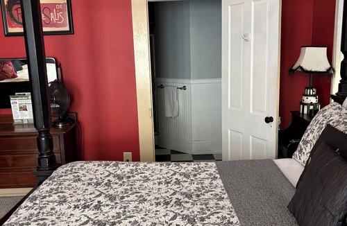 Nacogdoches Bed & Breakfast | Red Room - Hardeman House Bed and Breakfast