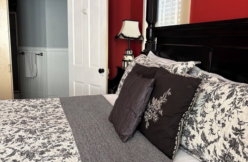 Nacogdoches Bed & Breakfast | Red Room - Hardeman House Bed and Breakfast