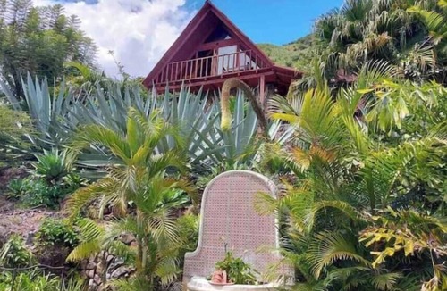 San Marcos La Laguna House | Red rose.