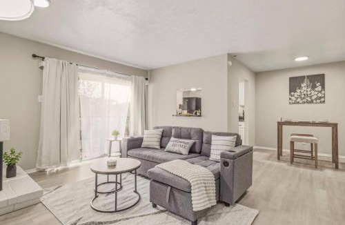 Far North Dallas Apartment | Refined Dallas 1BR Pool and Gym Galleria 20 Min to DT