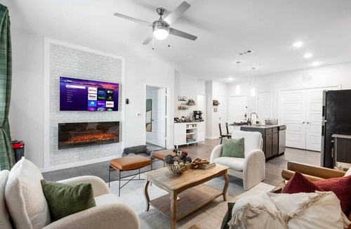 Medical Center District Apartment | Regal Hideaway | Pool Near Lackland + Med Ctr Gym!