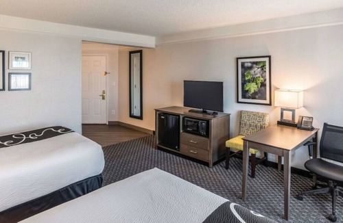 Ahwatukee Foothills House | Relax and Unwind! Free Breakfast, Free Parking, Onsite Pool
