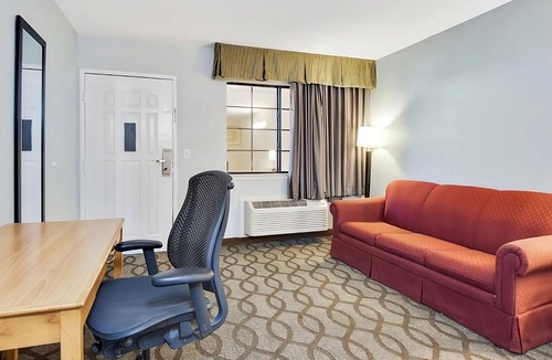 Ingleside Hotel | Relax and Unwind! Swimming Pool, Free Parking, Free Breakfast!