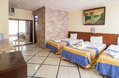 Merida Hotel | Relax at a Poolside Hotel in Mérida’s Centro District Near Dining & Local Market