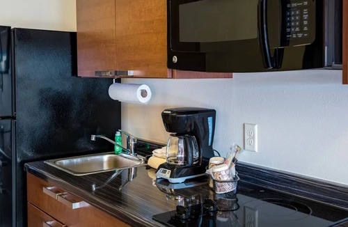 Brookings Hotel | Relax & Explore Brookings – Queen Bed w/Recliner and Full Kitchen Included