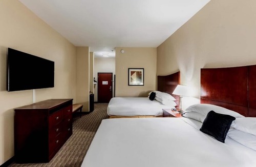 Mineral Wells Hotel | Relax & Explore with Gym, Outdoor Pool, and Nature Just Steps Away